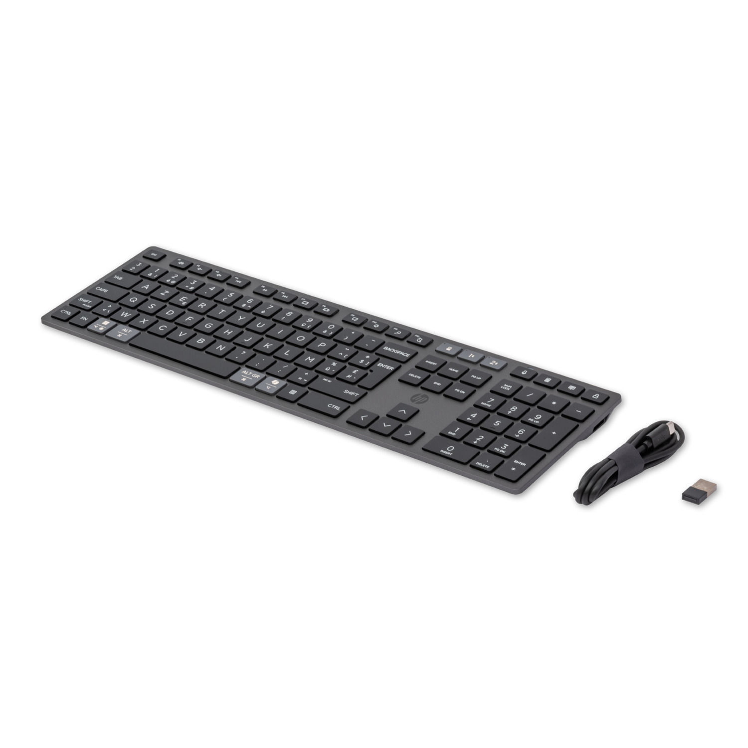 Clavier noir avec touches, câble et récepteur USB sur fond blanc.