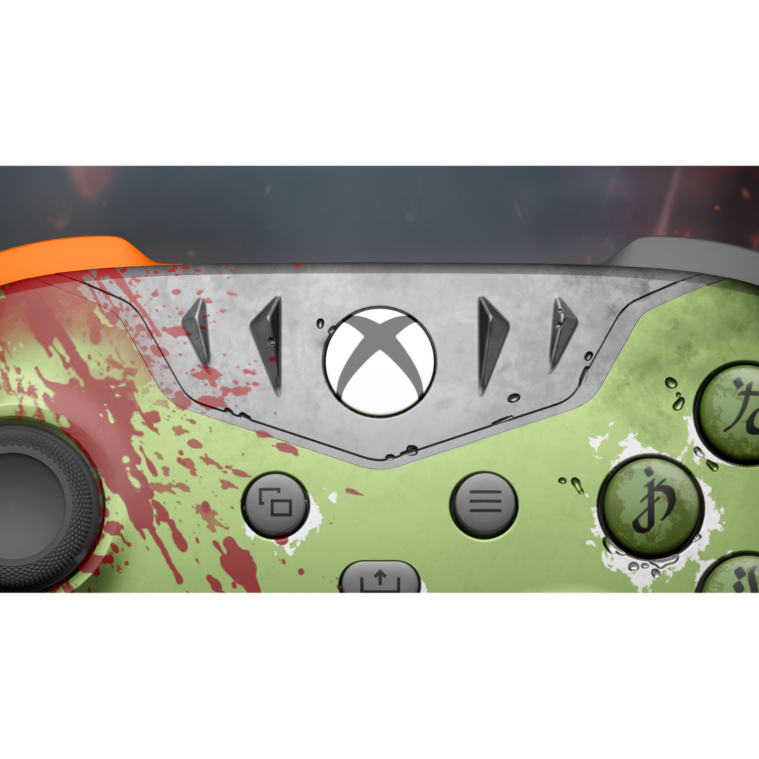 Close-up Xbox-controller met rode spatten en groene accenten rond het Xbox-logo.