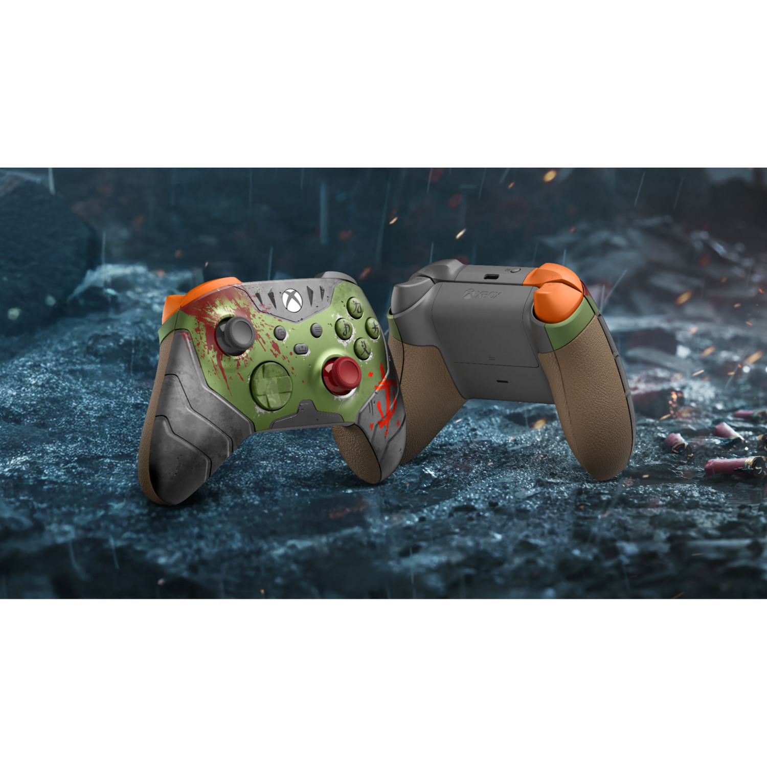 Twee Xbox-controllers, één groen en rood, de andere grijs en oranje, op een oppervlak.