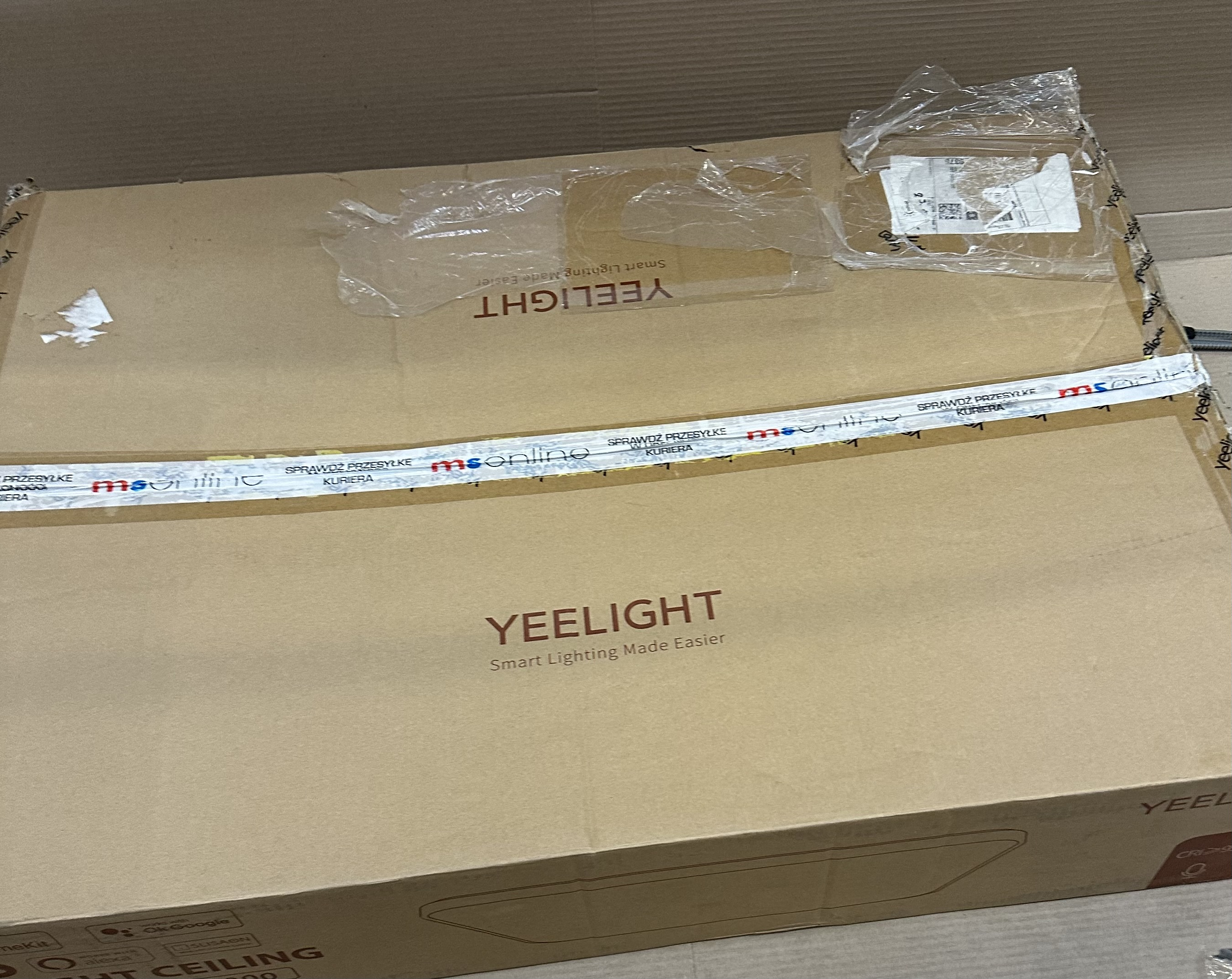 Kartonowe pudełko z nadrukiem 'YEELIGHT' i 'Smart Lighting Made Easier'.