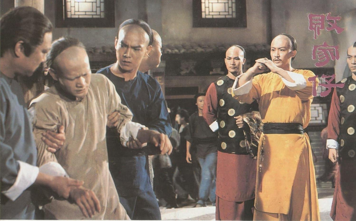 Eine Gruppe von Männern in einer klassischen chinesischen Filmszene, mit historischer Kleidung und Kulisse.