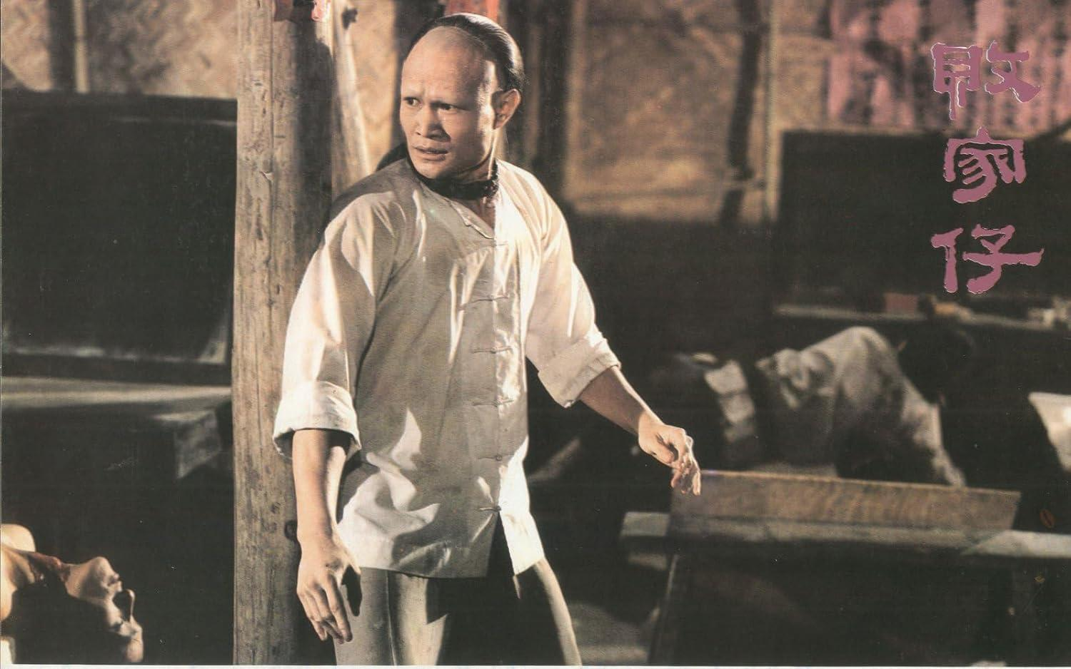 Filmposter. Mann blickt zurück, Text auf Chinesisch, Innenszene.