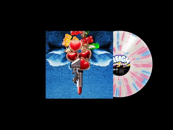 Vinylplatte mit farbenfrohem Spritzdesign und Cover mit einem Bouquet aus Herzen, Lippenstift und Gummibärchen.