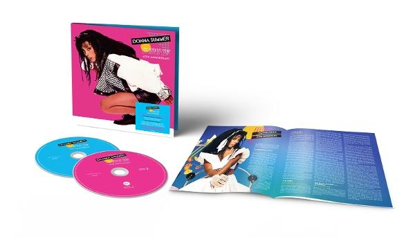 Donna Summer Albumcover, CDs und Innenansicht. Sie trägt eine schwarze Jacke auf pinkfarbenem Hintergrund.