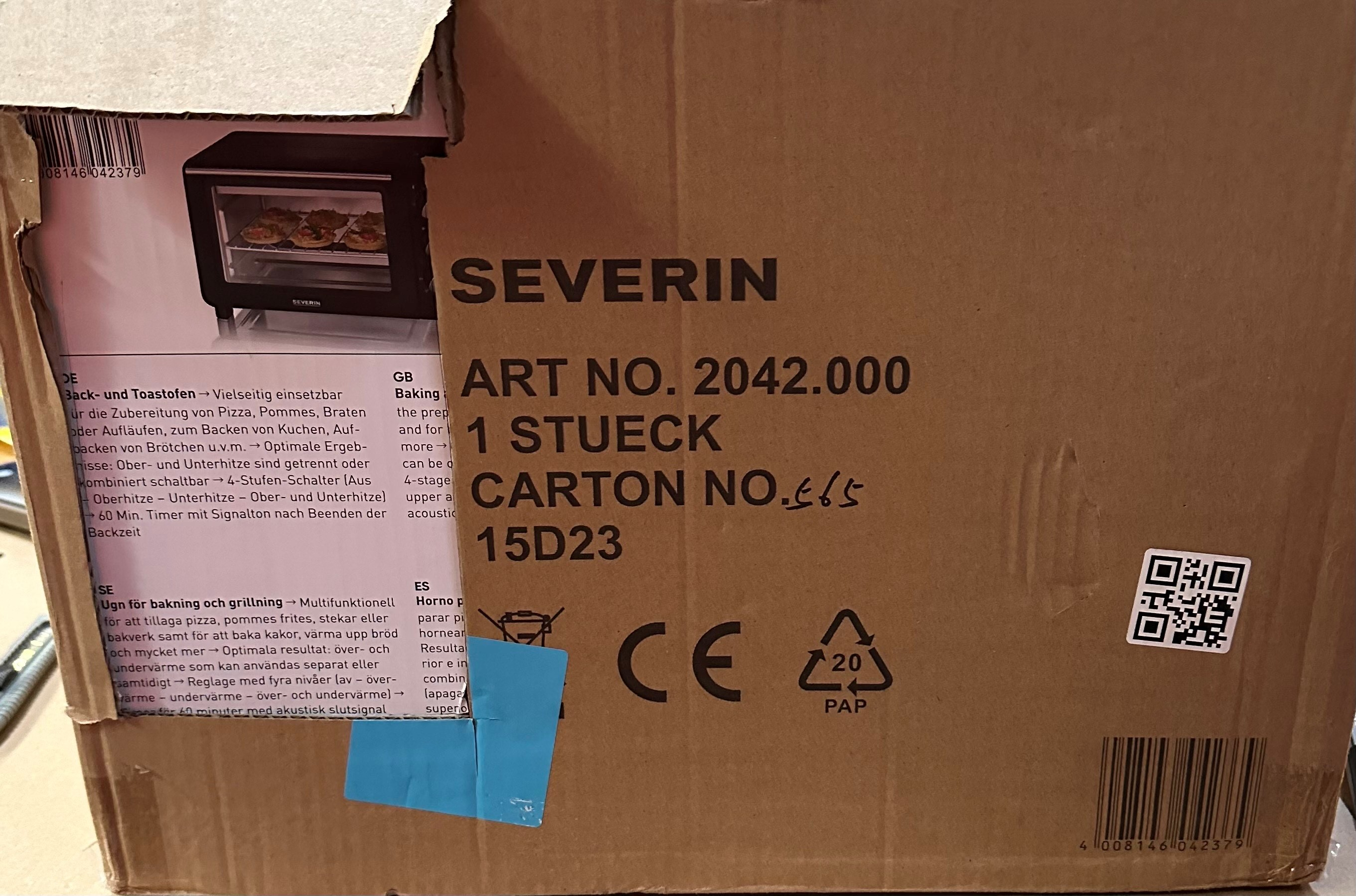 Kartonowe pudełko z tekstem. Zawiera mini piekarnik Severin, model 2042.000. Posiada znak CE i symbole recyklingu.
