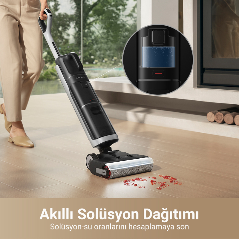 Bir kişi elektrikli süpürge kullanıyor, kırmızı lekelerle ahşap zemini temizliyor.