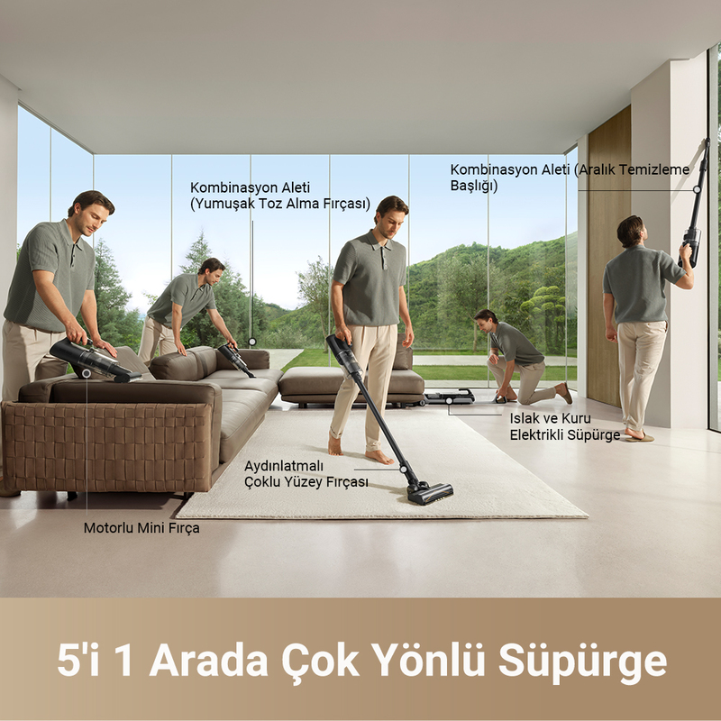 Bir adam, parlak bir oturma odasında çeşitli ataşmanlarla bir elektrikli süpürge sergiliyor.