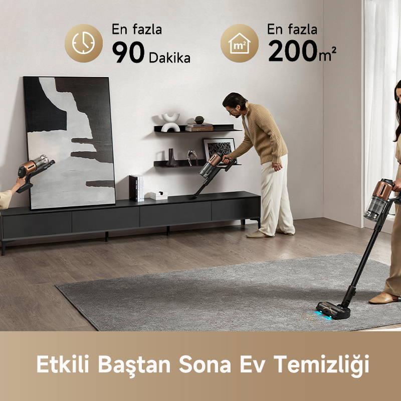 Bir adam ve bir kadın, bir elektrik süpürgesi ve kablosuz bir çubuk süpürge ile bir odayı süpürüyor.