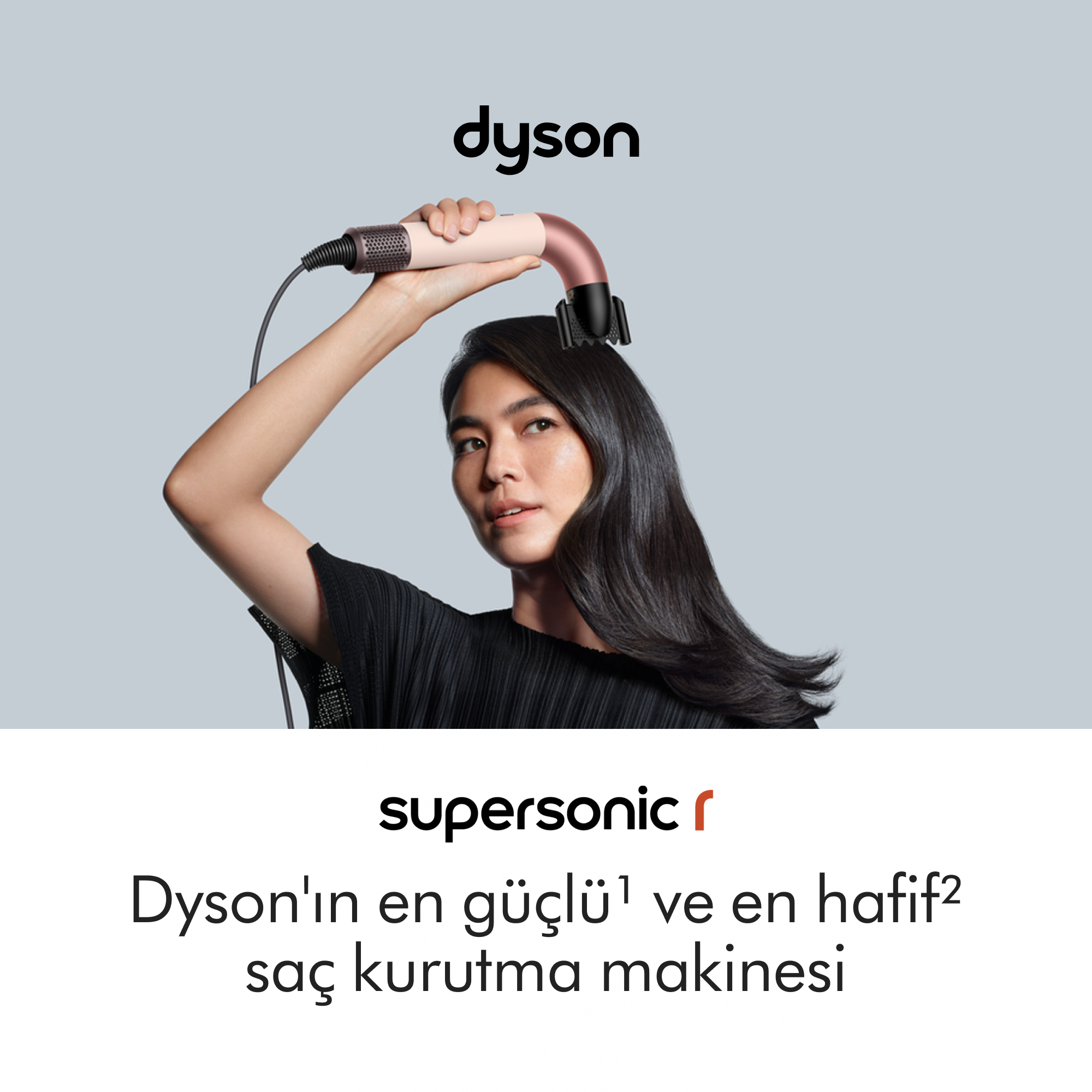 Kadın Dyson saç kurutma makinesi kullanıyor, ürünün tasarımını gösteriyor.