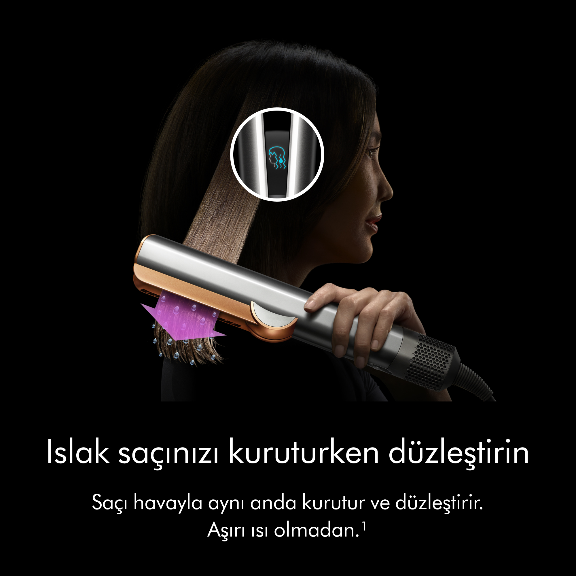 Bir kadın koyu saçlara gümüş bir saç düzleştirici uyguluyor.