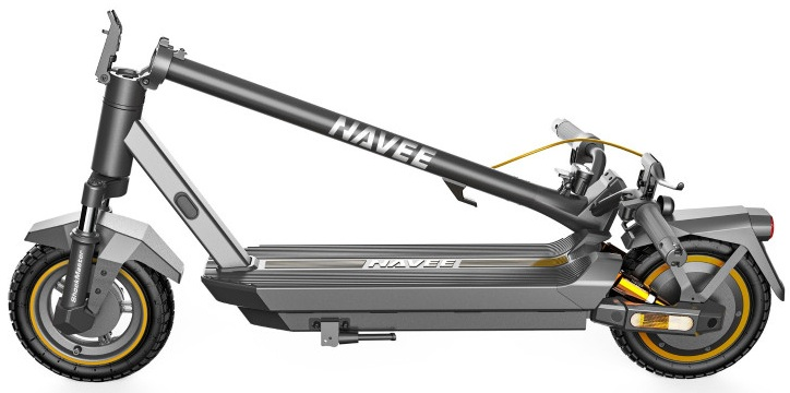 Szary skuter elektryczny Navee jest pokazany. Jest złożony, widoczna jest nazwa marki. Żółte akcenty znajdują się na kołach i pokładzie.