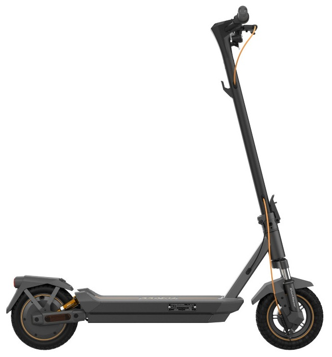 Czarno-szara hulajnoga elektryczna na białym tle. Pomarańczowe akcenty, widok z boku.