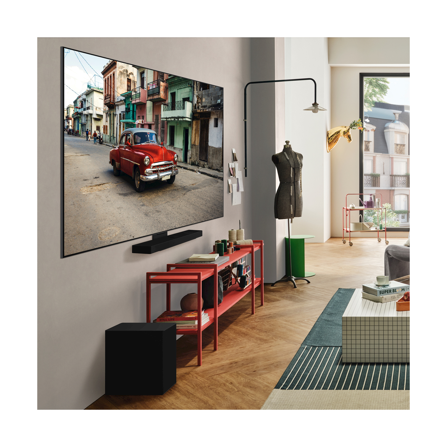 Soggiorno con TV, console rossa, auto rossa sullo schermo e decorazioni. Pavimento in legno e finestra.