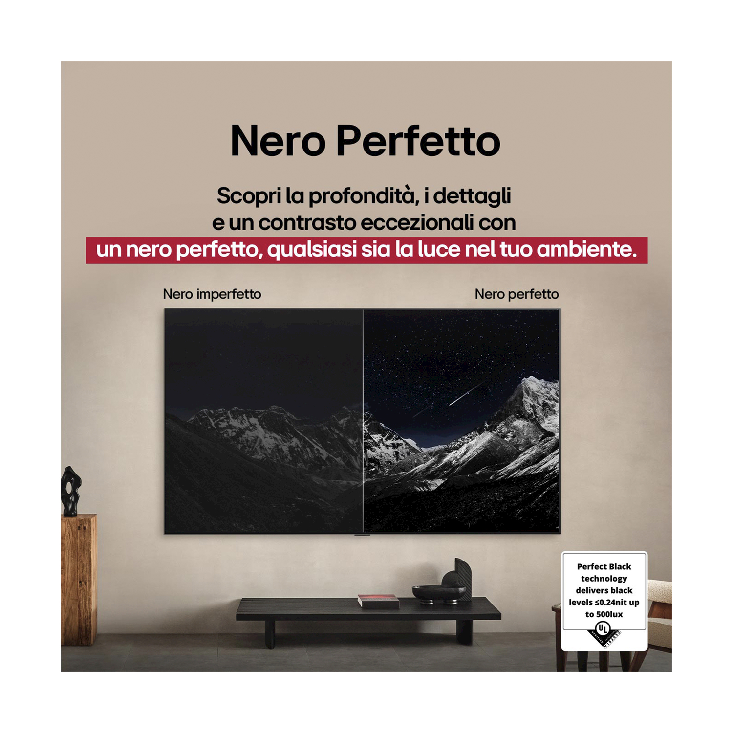 Uno schermo TV mostra un confronto del nero perfetto. Sinistra: nero imperfetto. Destra: nero perfetto, con stelle.
