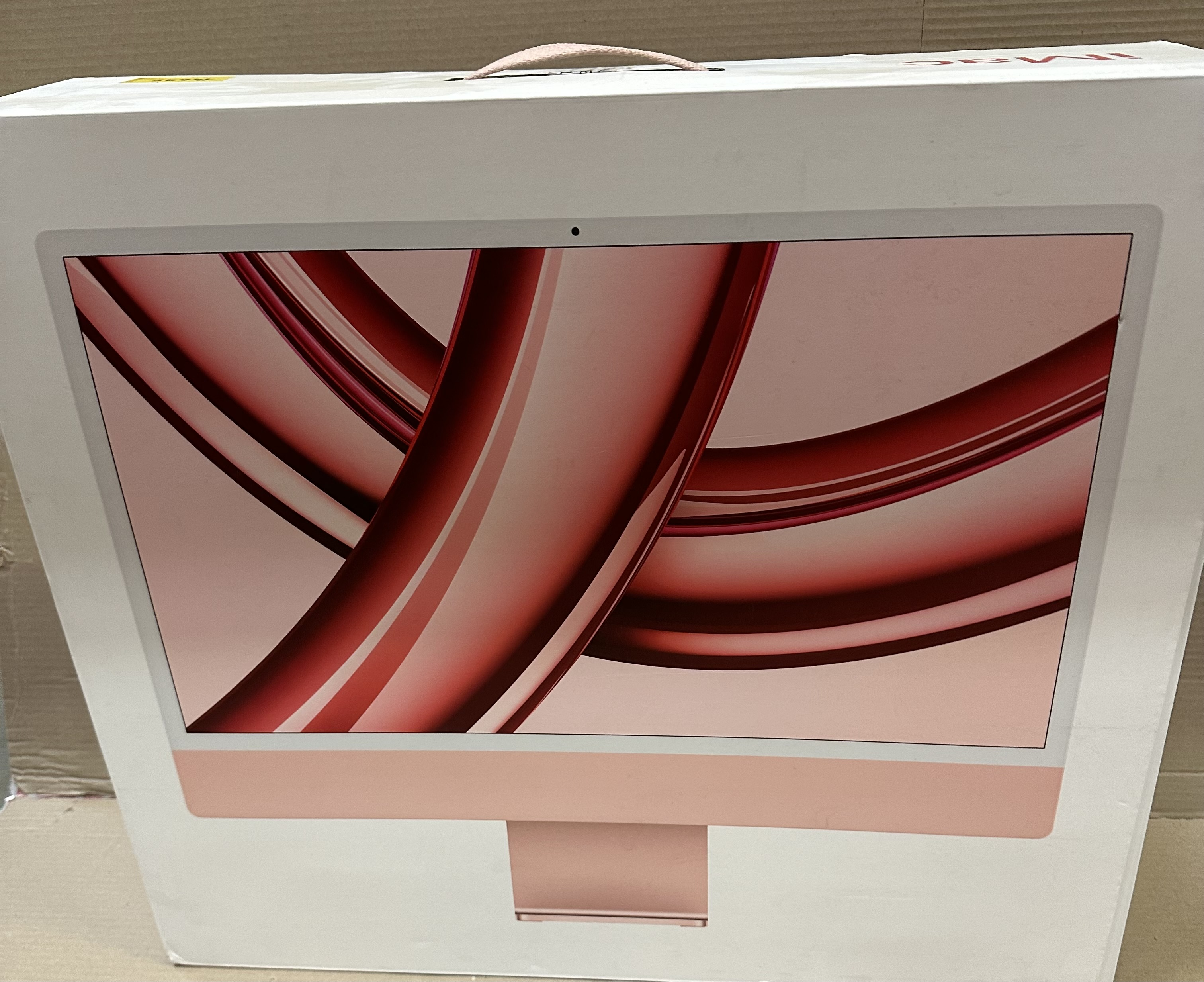 Zbliżenie ekranu telewizora z czarną ramką. Ekran ma abstrakcyjny wzór w kolorze różowym i pomarańczowym.