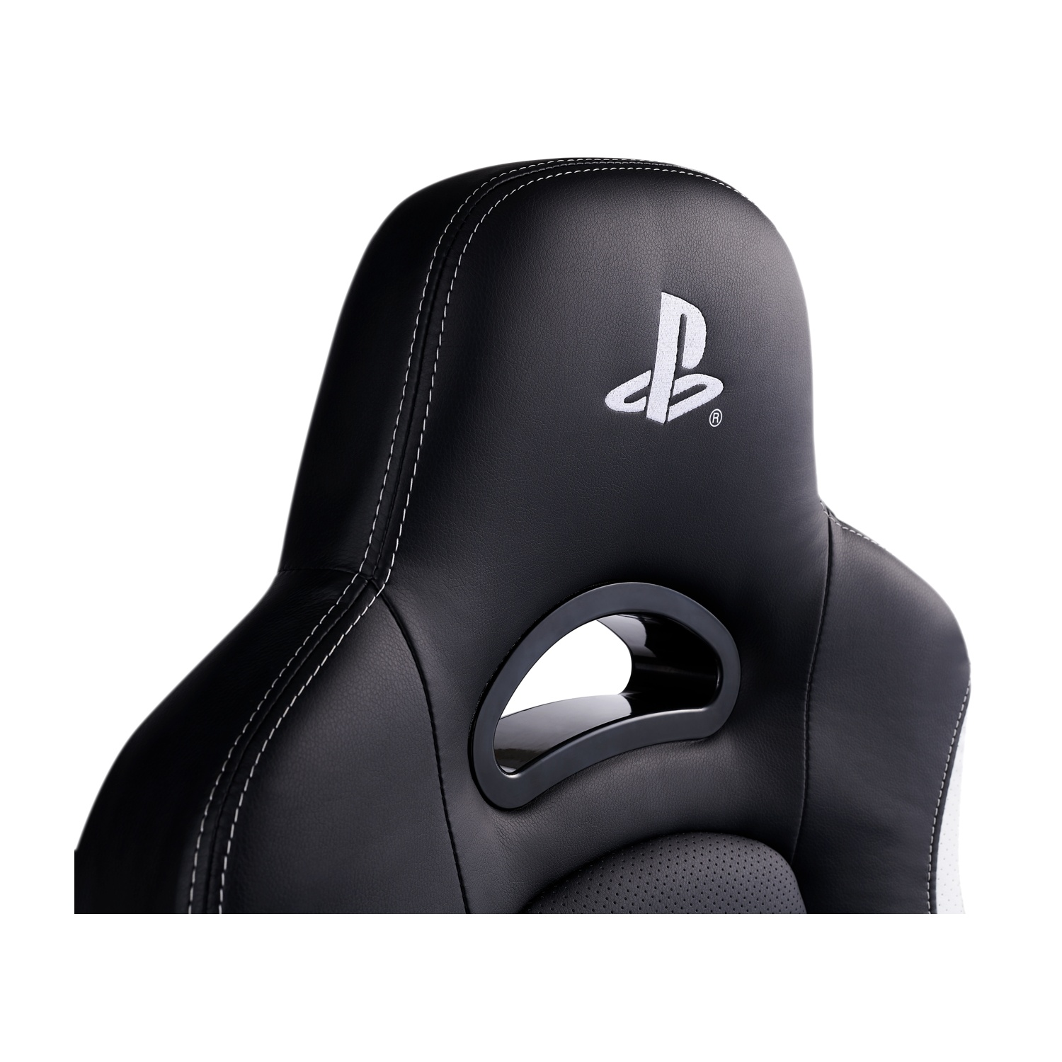 Primo piano del poggiatesta di una sedia da gioco nera con il logo PlayStation.