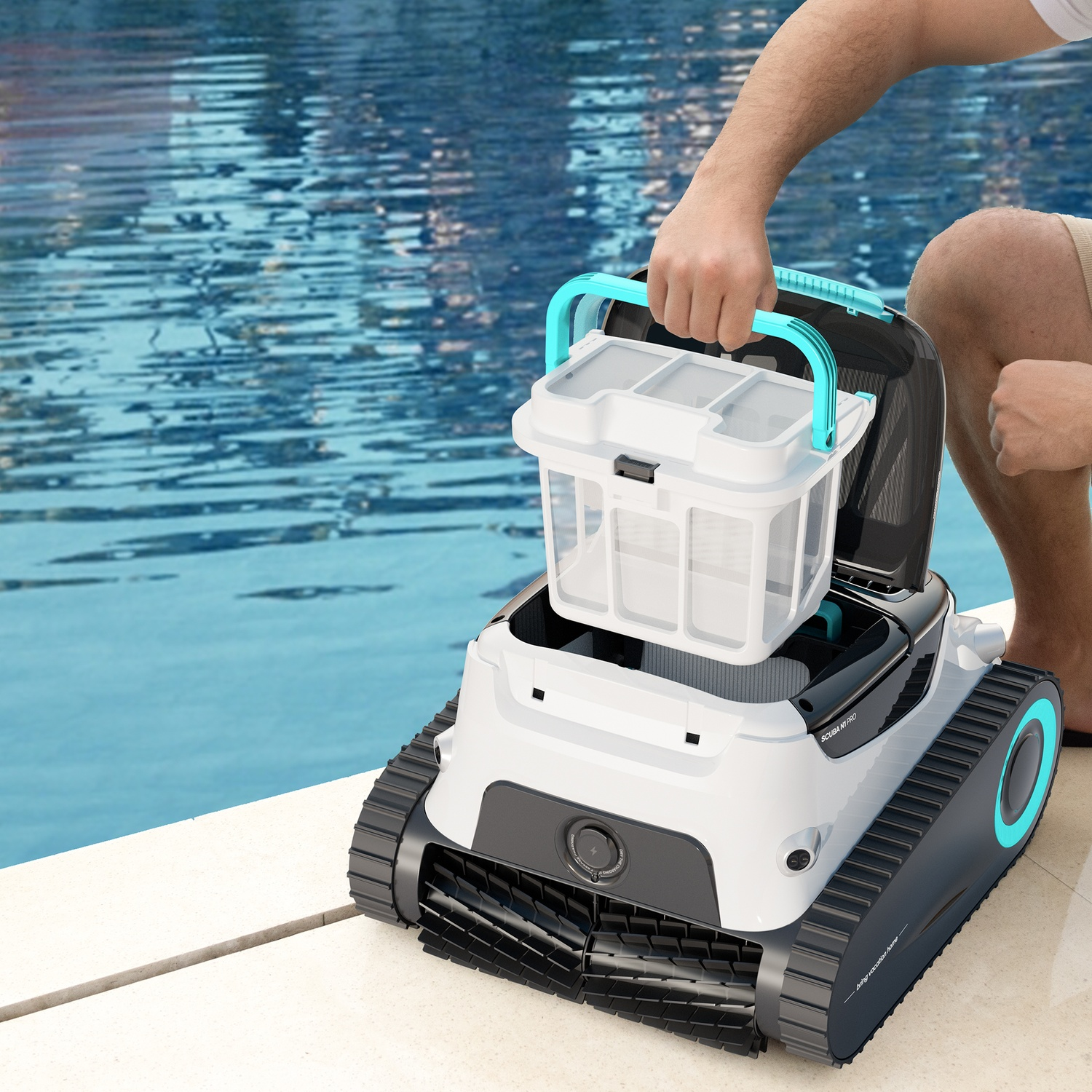 Una persona usa un pulitore per piscina. Il pulitore è bianco con manico blu.