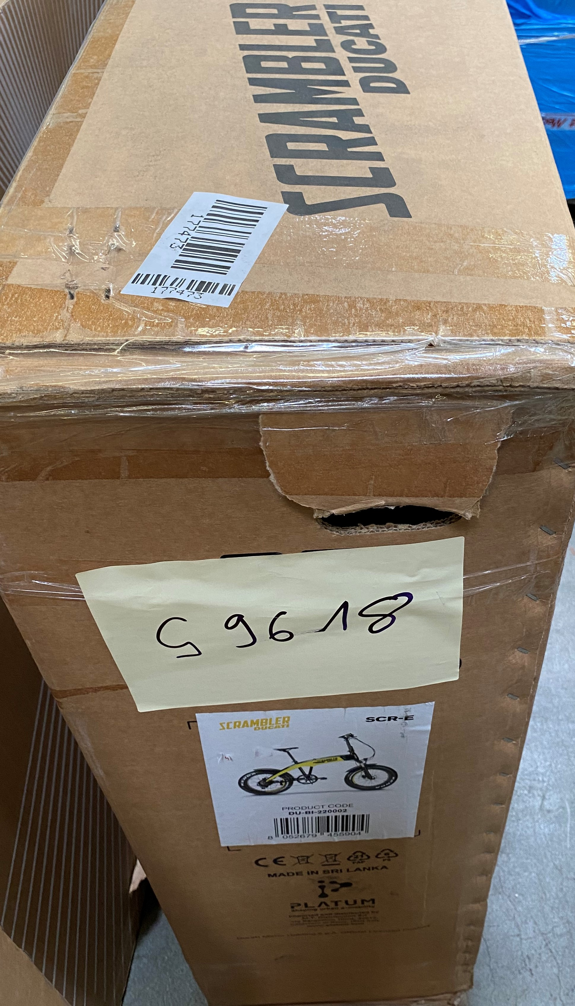 Kartownica z obrazem roweru i napisem 'SCRAMBLER DUCATI'.