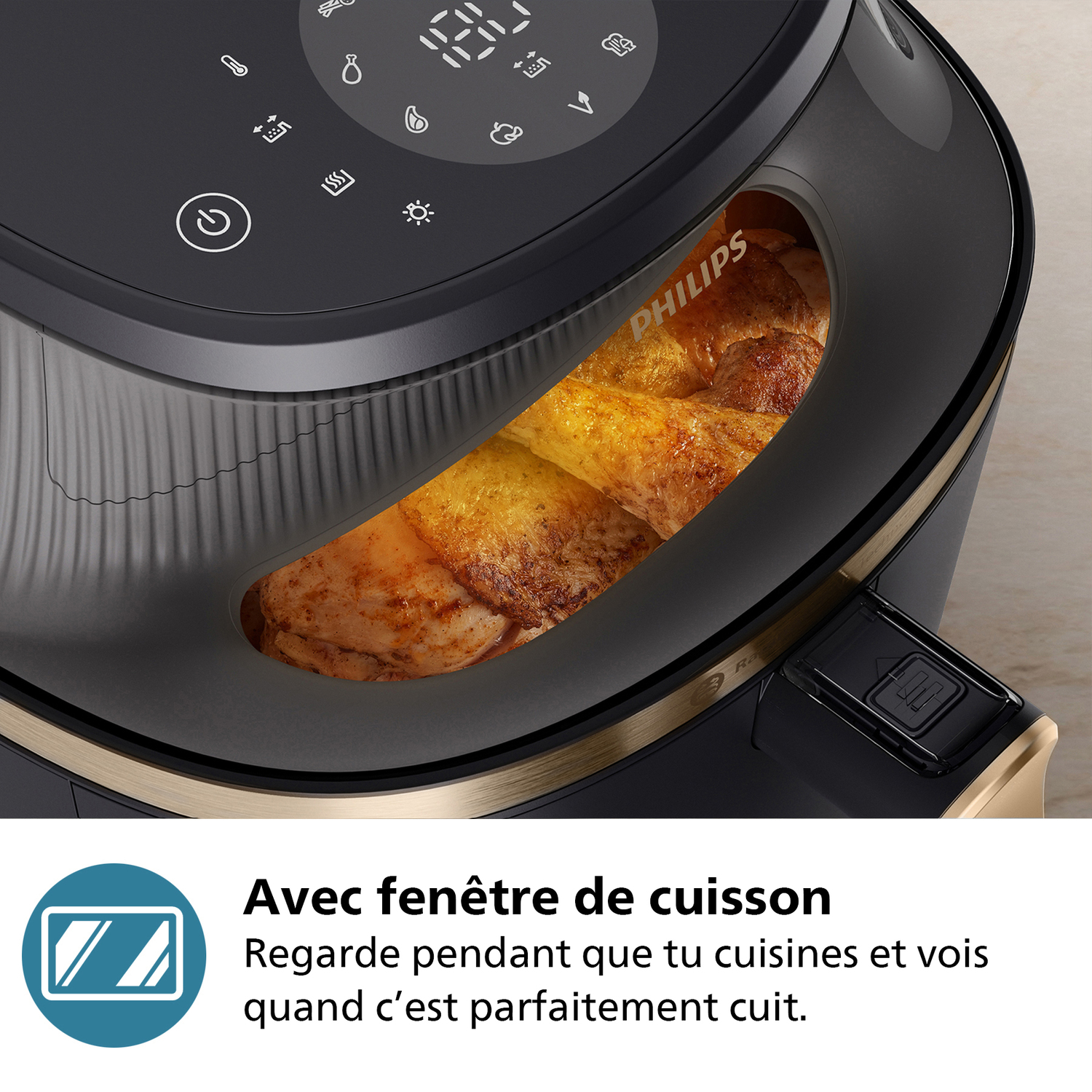 Gros plan sur une friteuse à air avec du poulet cuit à l'intérieur.