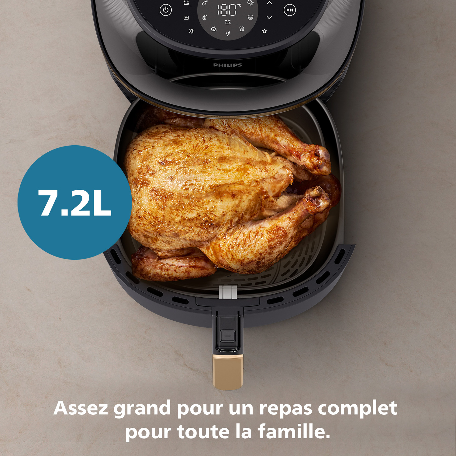 Une friteuse à air avec un poulet rôti à l'intérieur et du texte sur sa capacité : 7,2L et repas familial.