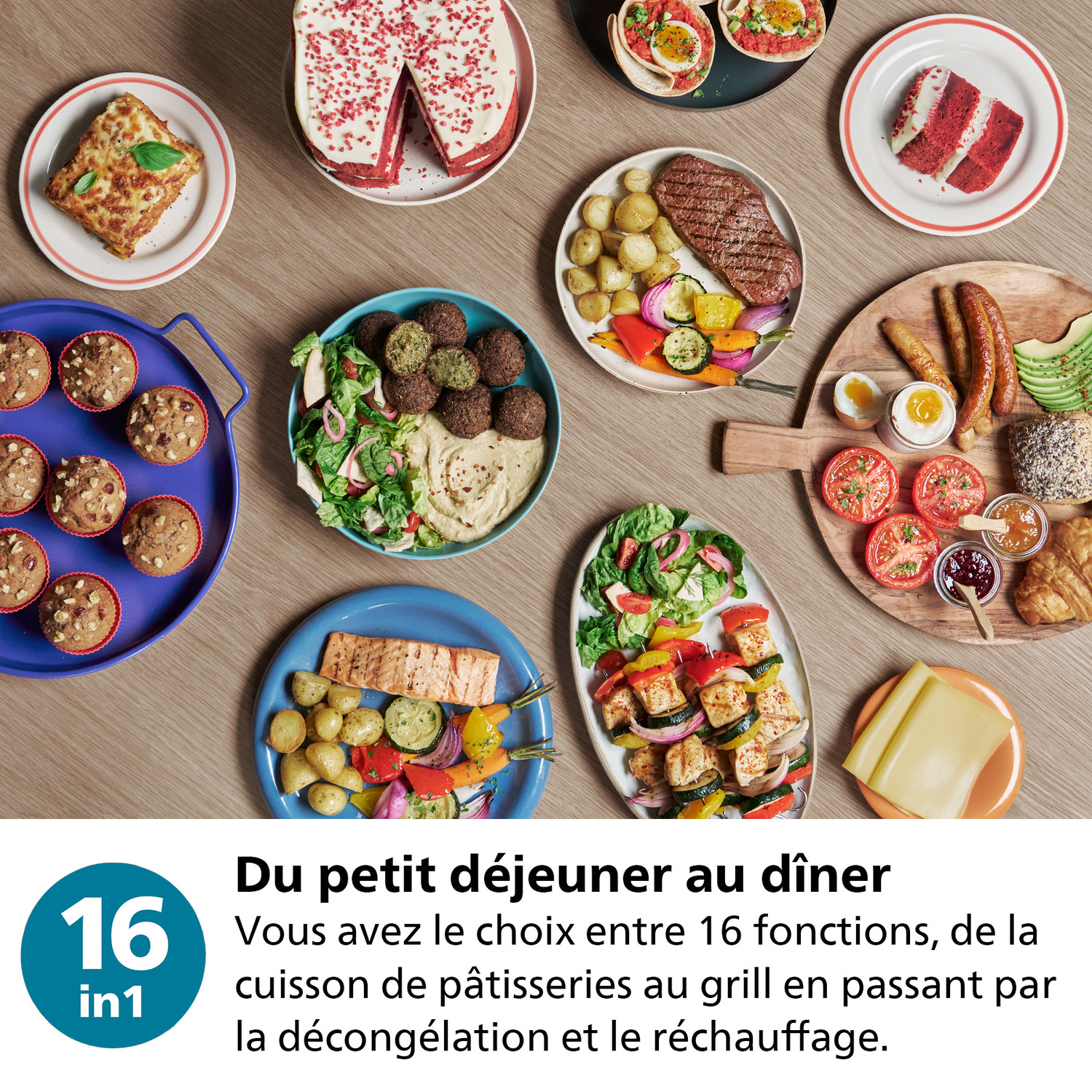 Vue aérienne de divers plats. Muffins, gâteau, viande, œufs et plus encore, disposés sur une table.