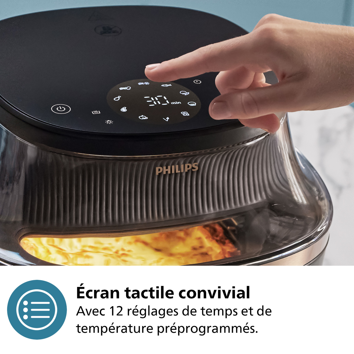 Main touche le panneau de commande noir du Airfryer. L'écran affiche l'heure et les réglages.