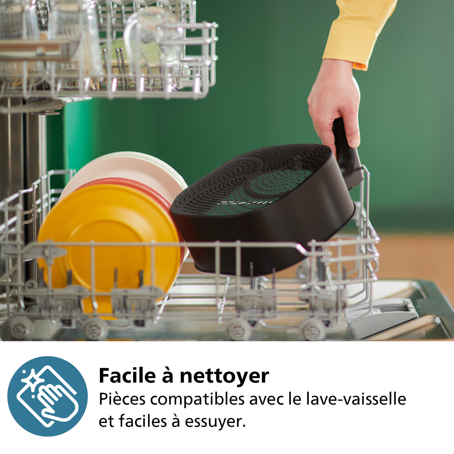 Composants du lave-vaisselle en cours de nettoyage. Un composant de friteuse à air noir est dans le lave-vaisselle.