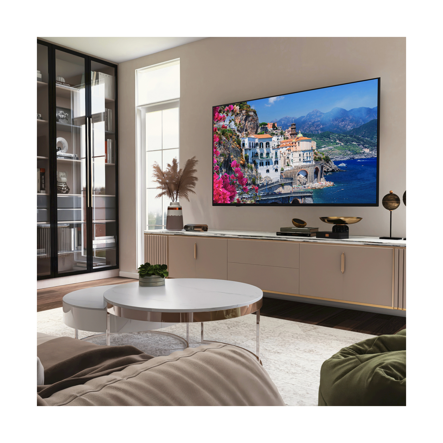 Un soggiorno con una TV che mostra una scena costiera. La stanza ha un divano, tavolini e mobili.
