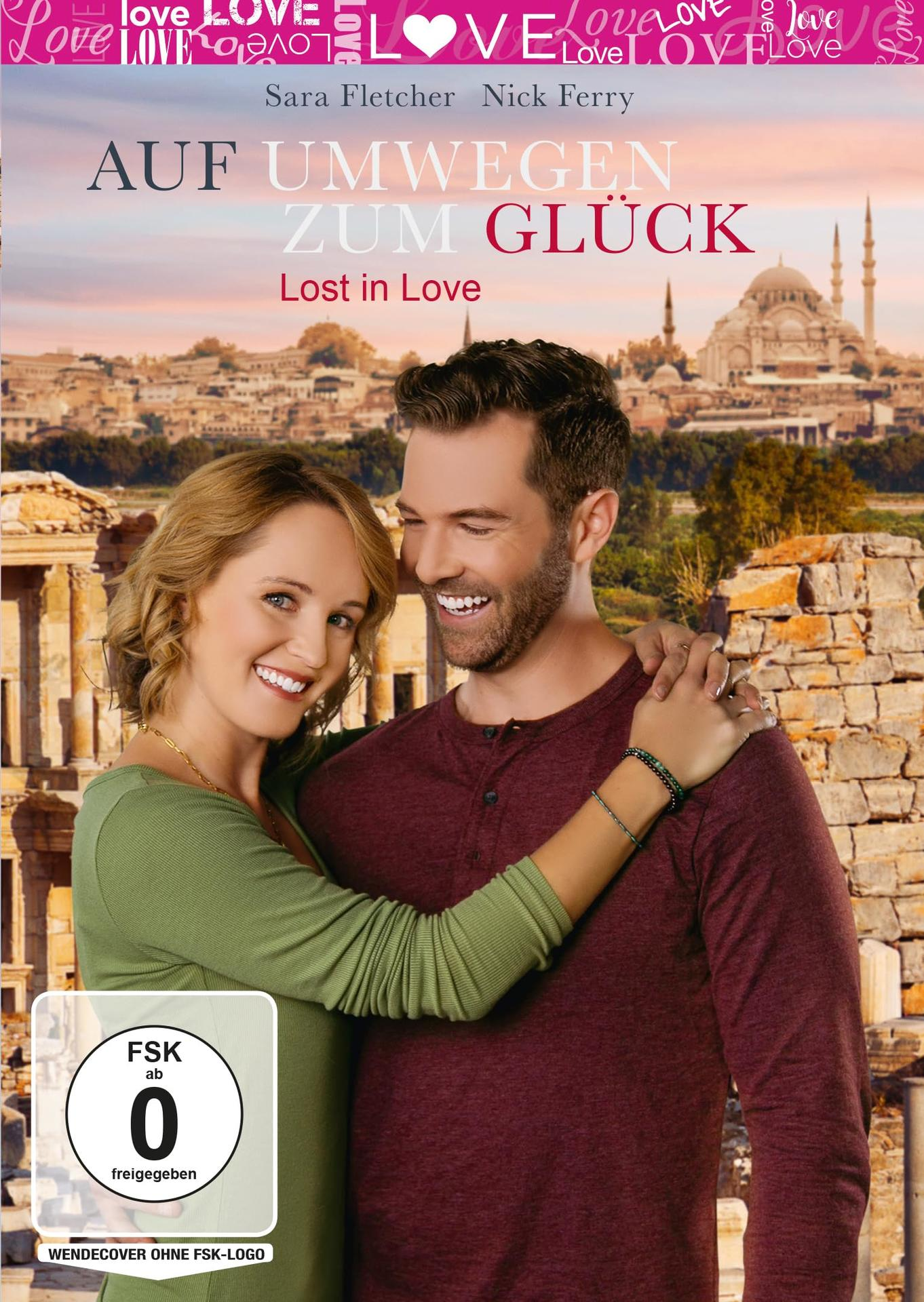 Filmplakat: Lächeln des Paares. Titel 'Lost in Love'. Hintergrund: Stadt, Sonnenuntergang. Sara Fletcher, Nick Ferry.