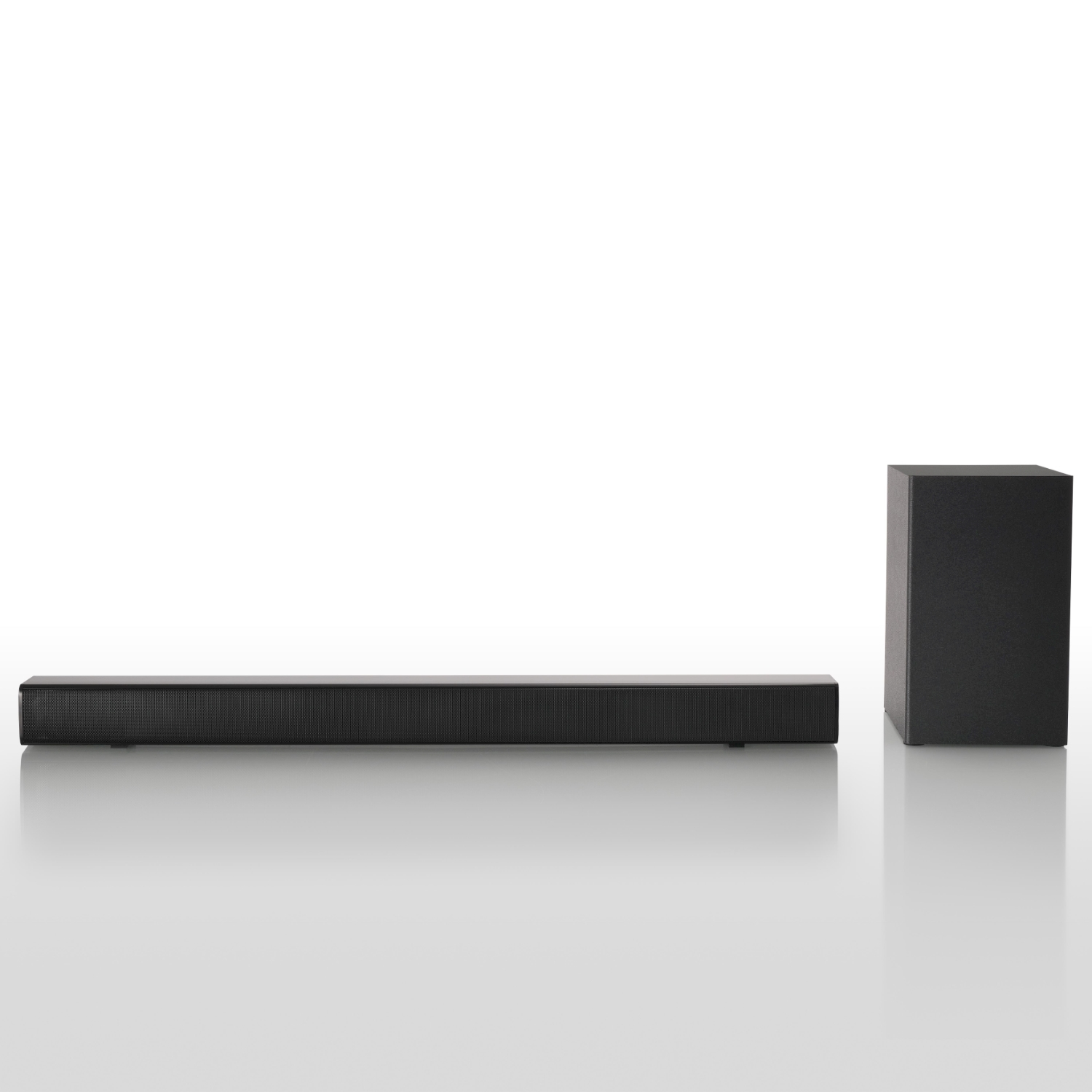 Soundbar e subwoofer neri su sfondo bianco. Riflesso visibile in basso.