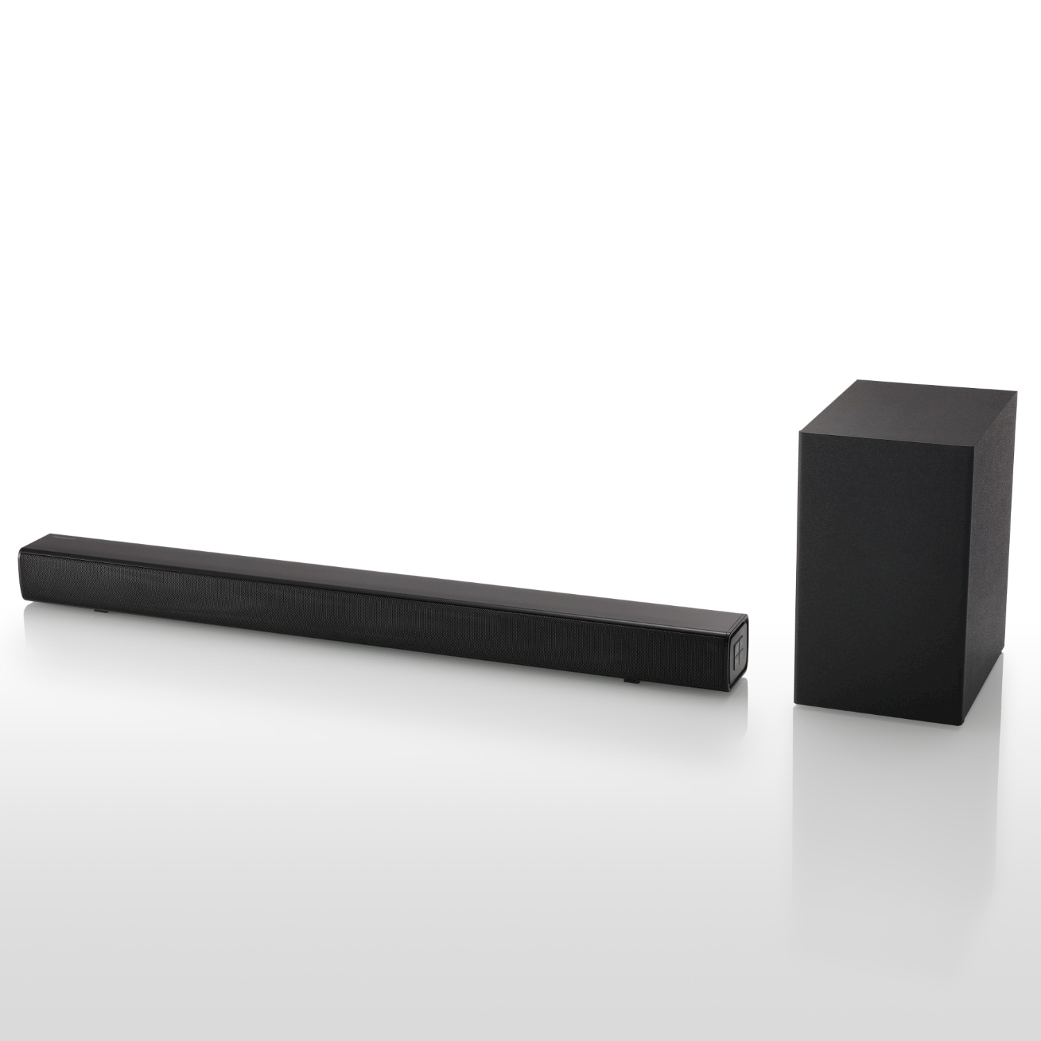 Soundbar e subwoofer neri su una superficie bianca. La soundbar è lunga e rettangolare.