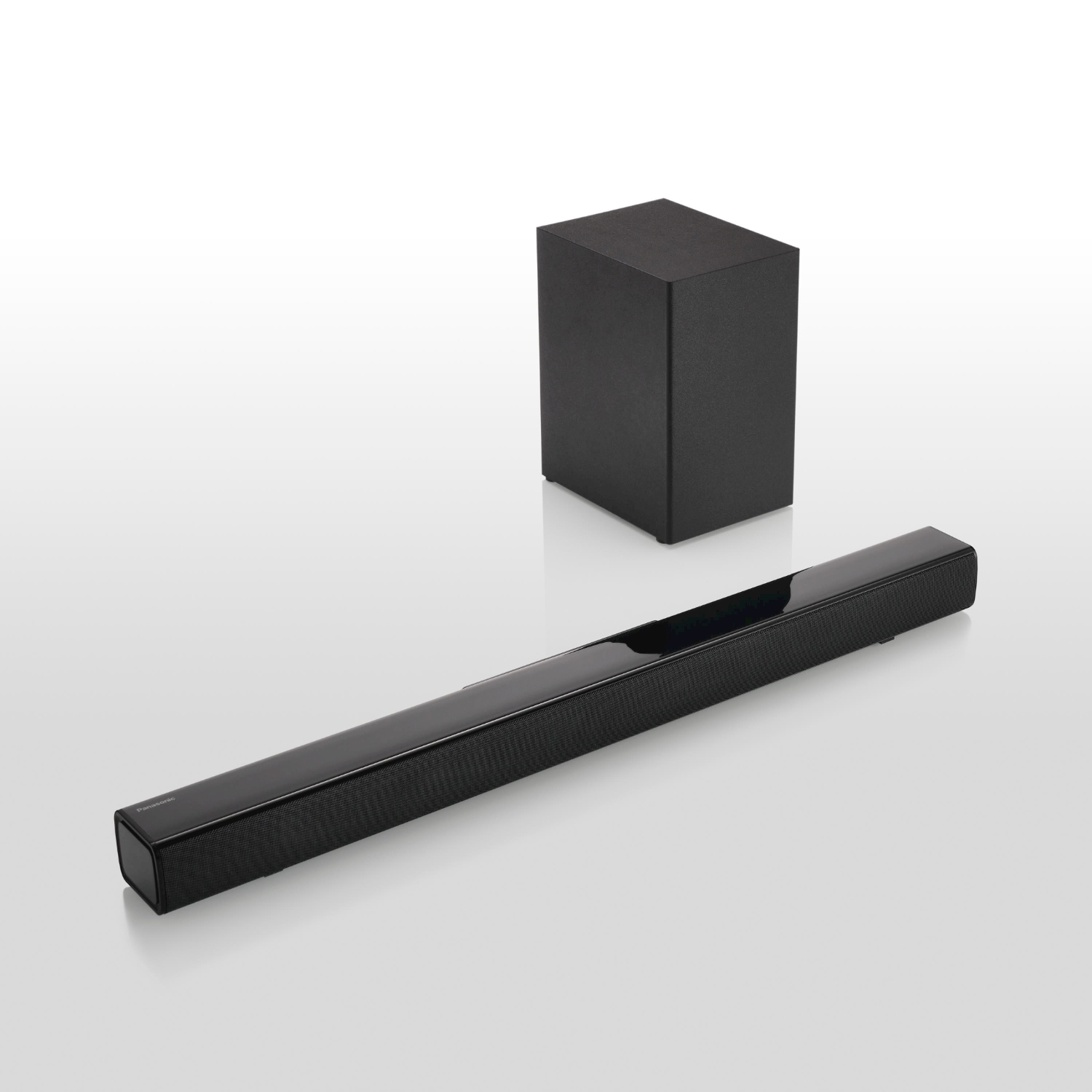 Un set di soundbar e subwoofer neri su una superficie bianca, che proietta un'ombra.
