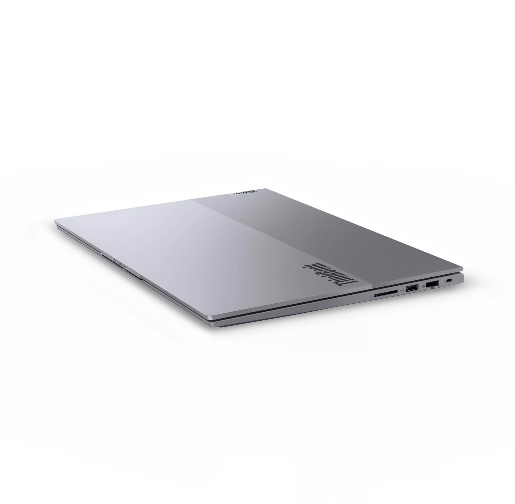 Ein silbernes ThinkBook-Laptop, geschlossen. Es liegt auf einer weißen Oberfläche. Das ThinkBook-Logo ist sichtbar.