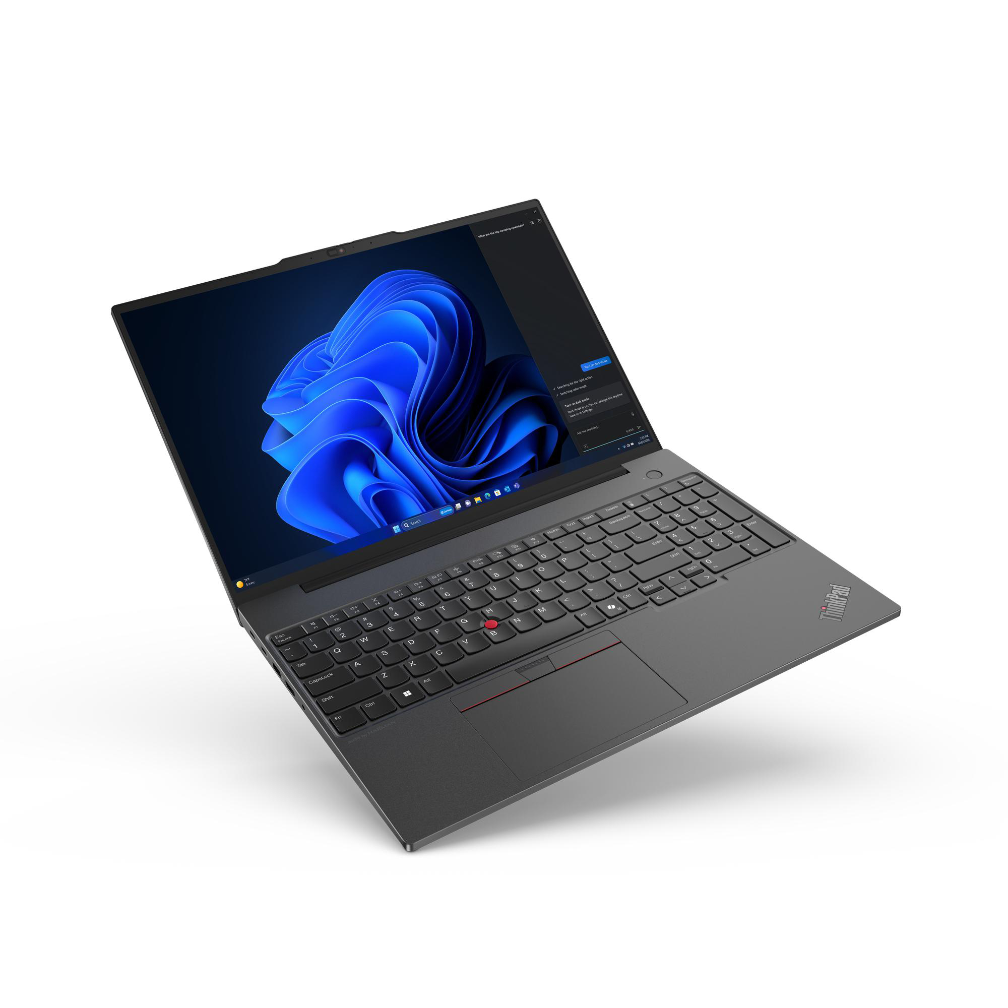 Ein schwarzer Laptop mit offenem Bildschirm, der eine blaue Oberfläche zeigt, auf weißem Hintergrund.
