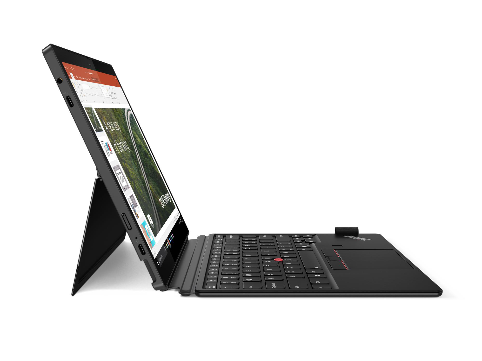 Schwarzer Laptop auf weißem Hintergrund, angewinkelt mit Tastatur und Bildschirm, der eine Präsentation zeigt.