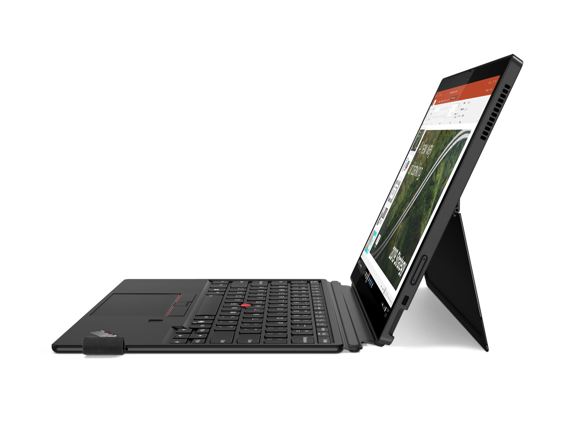 Schwarzer Laptop auf weißer Oberfläche, Bildschirm nach oben geneigt, zeigt eine Präsentation.