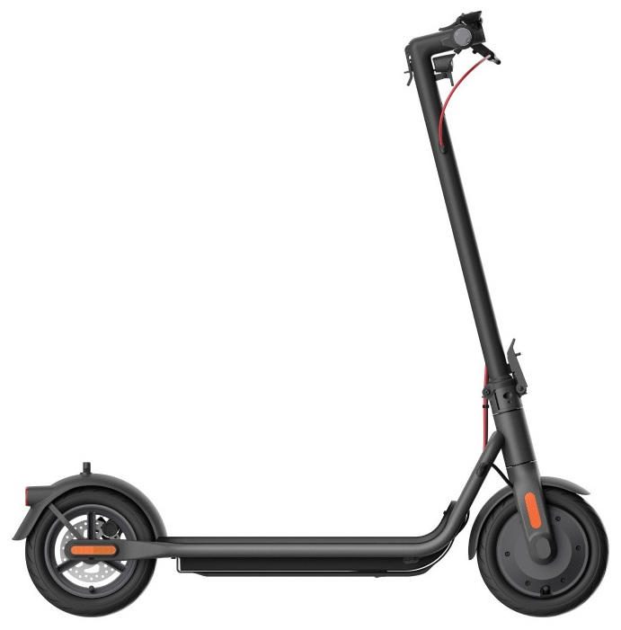 Czarna hulajnoga elektryczna, widok z boku, na białym tle. Zawiera koła, światła i kierownicę.