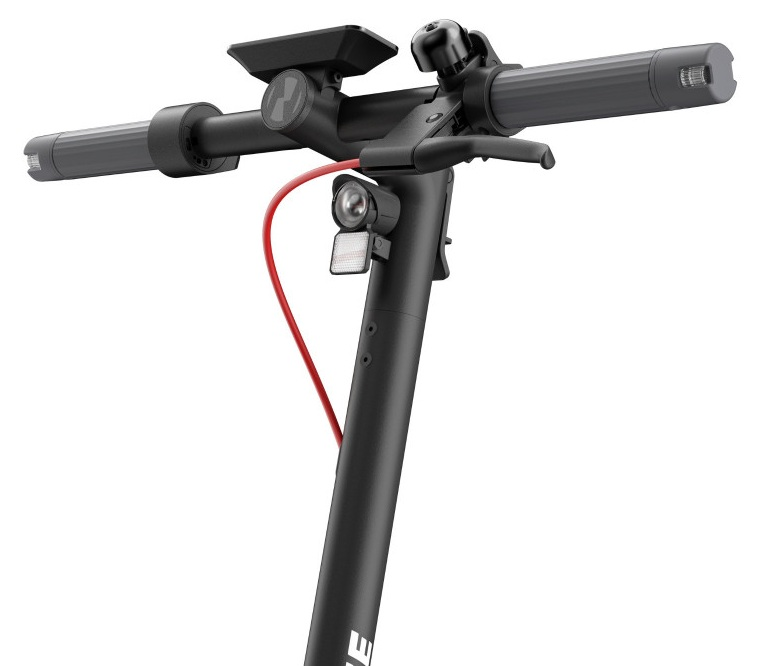 Czarna kierownica hulajnogi elektrycznej, ze światłami i czerwonym kablem.