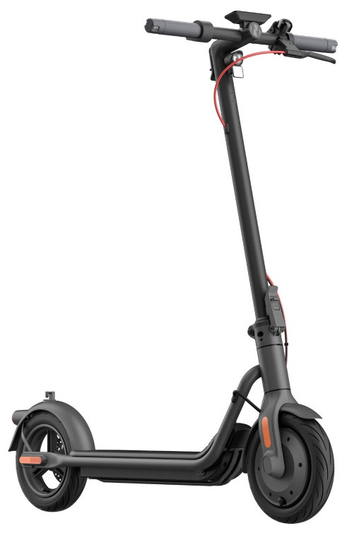 Czarna hulajnoga elektryczna z pomarańczowymi akcentami. Jest pod kątem i na białym tle.