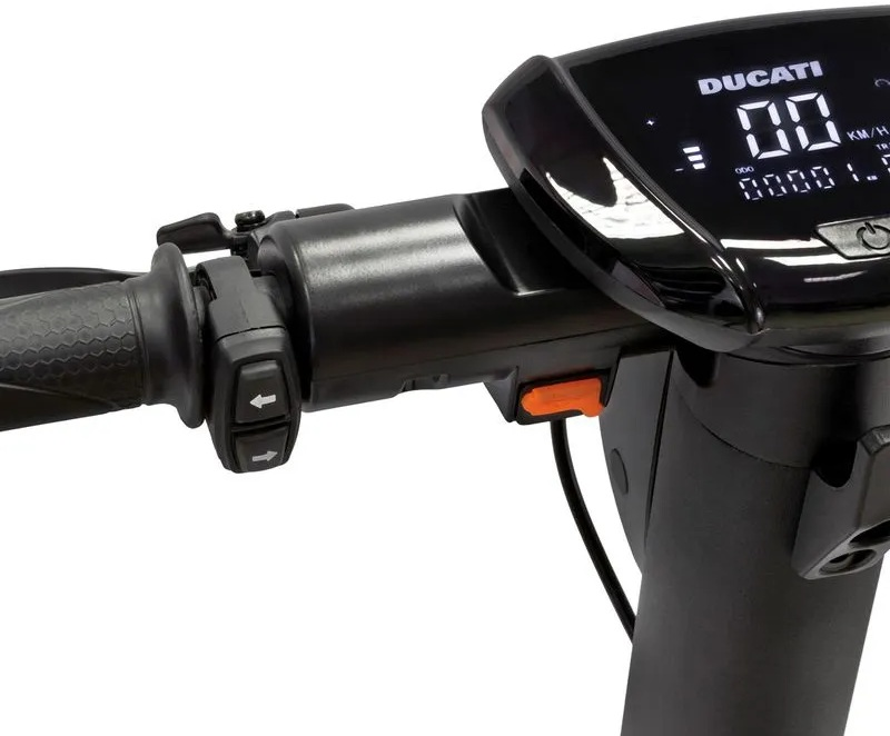 Kierownica skutera elektrycznego Ducati z wyświetlaczem, prędkością i przyciskami sterowania.