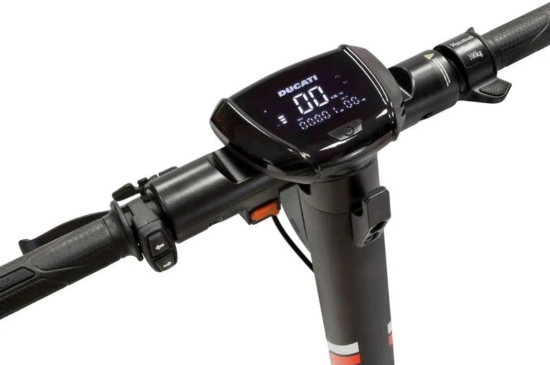 Zbliżenie kierownicy skutera elektrycznego z wyświetlaczem cyfrowym.