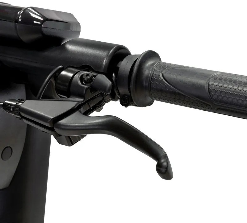 Zbliżenie czarnej dźwigni hamulca w skuterze.