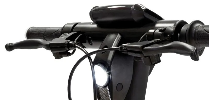 Zbliżenie na czarną kierownicę skutera elektrycznego, dźwignie hamulca i reflektor. Białe tło.