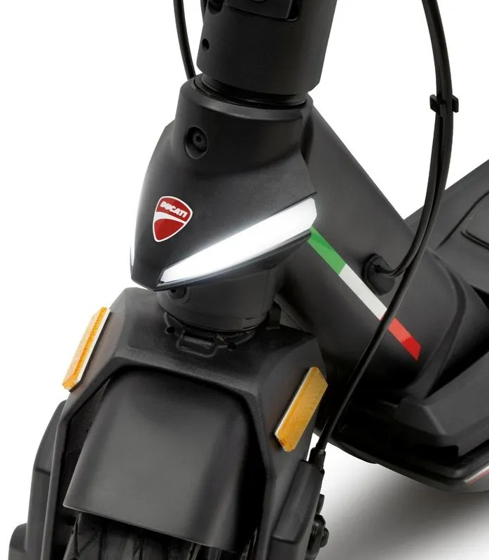 Zbliżenie przodu czarnej hulajnogi z logo Ducati, paskiem włoskiej flagi.