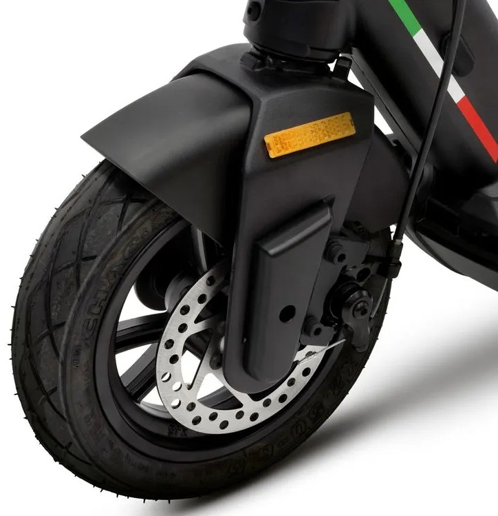 Przednia opona z czarnym błotnikiem. Tło jest białe.