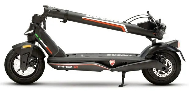 Złożona czarna hulajnoga Ducati z czerwonymi i białymi detalami, białe tło.