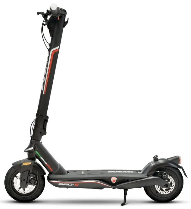 Czarno-srebrna hulajnoga elektryczna Ducati Pro-III. Czarna kierownica, czerwono-białe akcenty i podpórka.