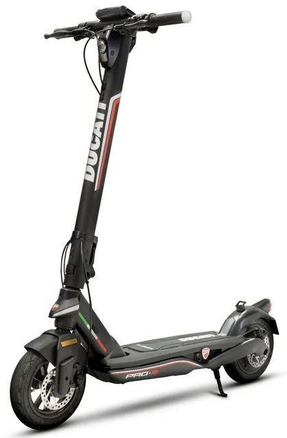 Czarny skuter elektryczny Ducati z czarną kierownicą i białym tłem.