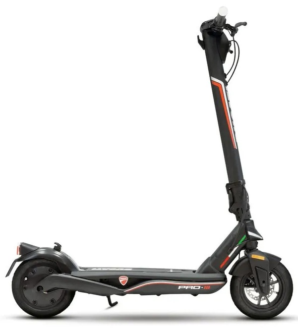 Czarno-czerwona hulajnoga elektryczna. Białe tło. Widok z boku. Logo Ducati.