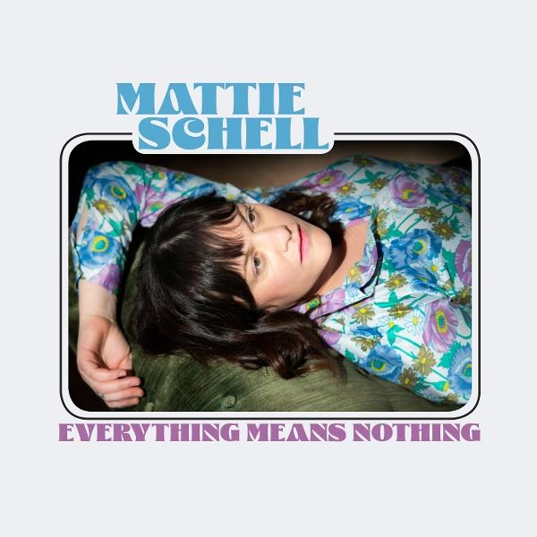 Eine Frau liegt auf einer grünen Fläche, trägt ein geblümtes Hemd, mit dem Text 'Mattie Schell' und Albumtitel.